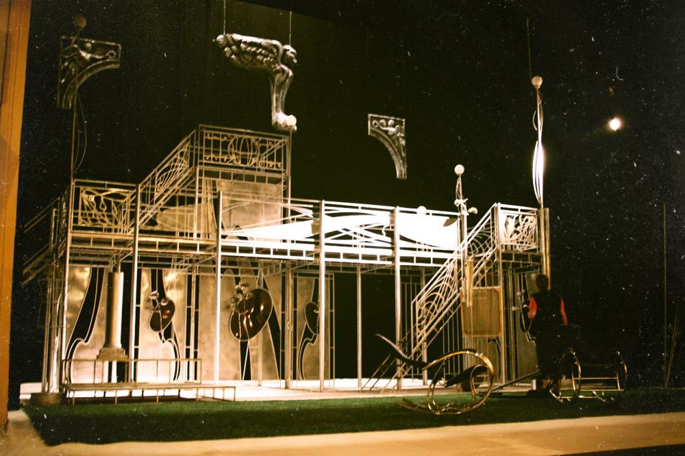 Декорации спектакля "Портрет Дориана Грея" на краснофакельской сцене